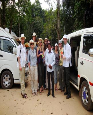 taxi service in siem reap, travel in asia, travel to cambodia, visit siem reap, tuk tuk professional driver, best driver around temople